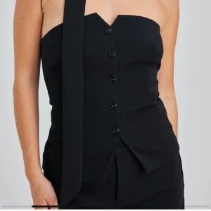 topp - Säljer denna jättefina ”korsett toppen” från bikbok, bara använd 1 gång så den e i fint skick! Ganska liten i storleken 