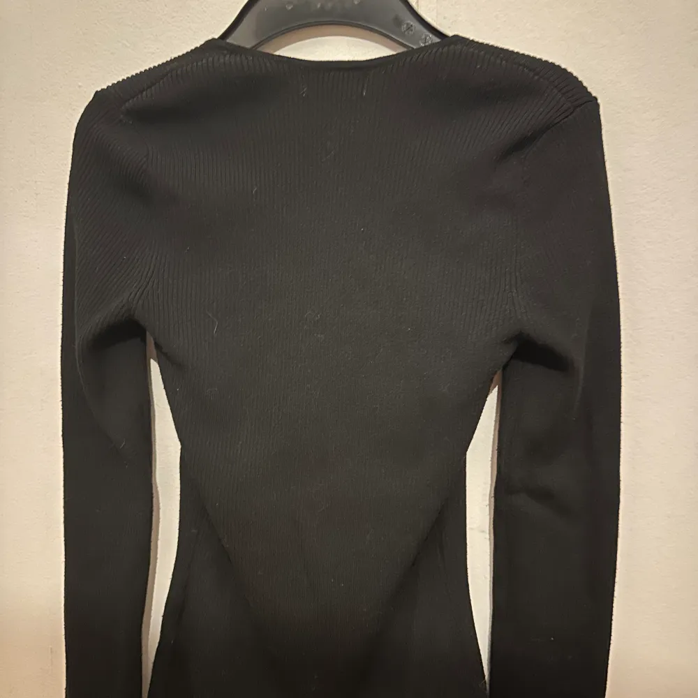 Säljer den här fina svarta tighta tröjan! Den är i super bra skick och jag säljer den för att jag tycker att den är lite lång🤍. Skjortor.