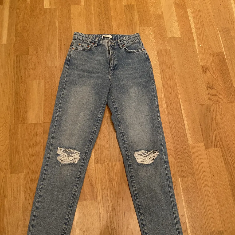 jenas från Gina, storlek 32 och knappt använda. inte så långa alls, funkar perfekt om man är runt 160 eller kortare💙. Jeans & Byxor.