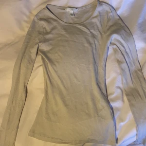långärmad t shirt  - långärmad topp/ tröja fint skick använd typ 2 gånger🫶🏼