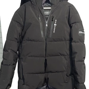 Sailracing vinterjacka - Använd få gånger förra vintern och de är istorttt som ny inga skador på jackan:)