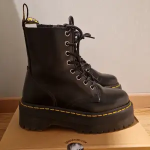 Säljer mina fina Dr Martens Jadon då dem tyvärr var för små för mig! Endast använd ett fåtal gånger så dem är i väldigt bra skick. Köptes november 2023. Skriv ifall ni vill ha fler bilder! Orginalpris 2400 kr