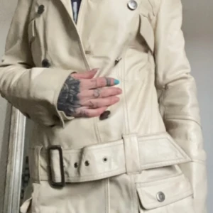 Skinn/läder jacka - Vit snygg jacka strl xs   Finns i Trollhättan ,  ‼️ ENDAST IDAG 2 DECEMBER ⛄️ 1460 KR ‼️ ⛄️ Avslutas ikväll klockan 23.00 Går åter till 2000 kr. 