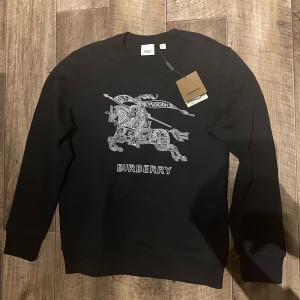 Burberry tröja - Burberry tröja storlek M, tröjan är aldrig använd. 