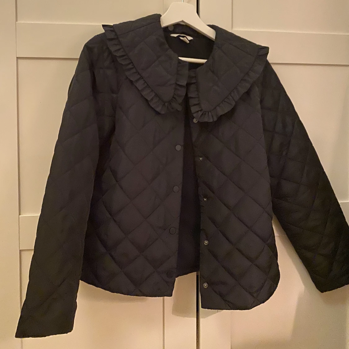 Quiltad jacka med krage 