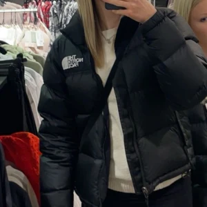 Northface dunjacka dam 1996 retro nupset - Dunjacka i storlek S, endast använd under en vinter, inga skavanker eller defekter! Nypris 3699kr.