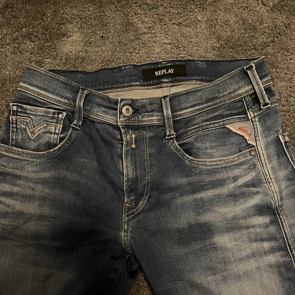 Säljer ett par replay jeans i bra skick. Jeansen är använda men har inga större defekter. Jeansen är i skick 8/10. Hör gärna av dig vid frågor eller funderingar.. Jeans & Byxor.