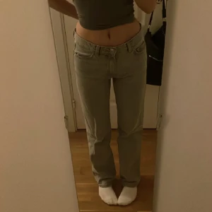Gråa raka jeans - Raka lågmidjade jeans från Gina. Använda men bra skick. Aldrig använda av mig, bara testade. Säljer då de är för små. Lånade bilder. Obs köparen står för frakten