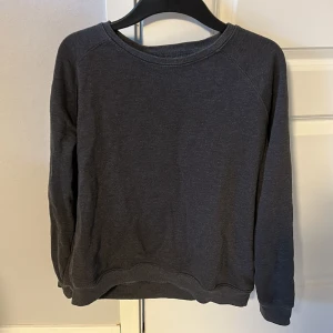 Grå sweatshirt - Aldrig använd - Bra skick - L men väldigt liten i storleken så den är igentligen M