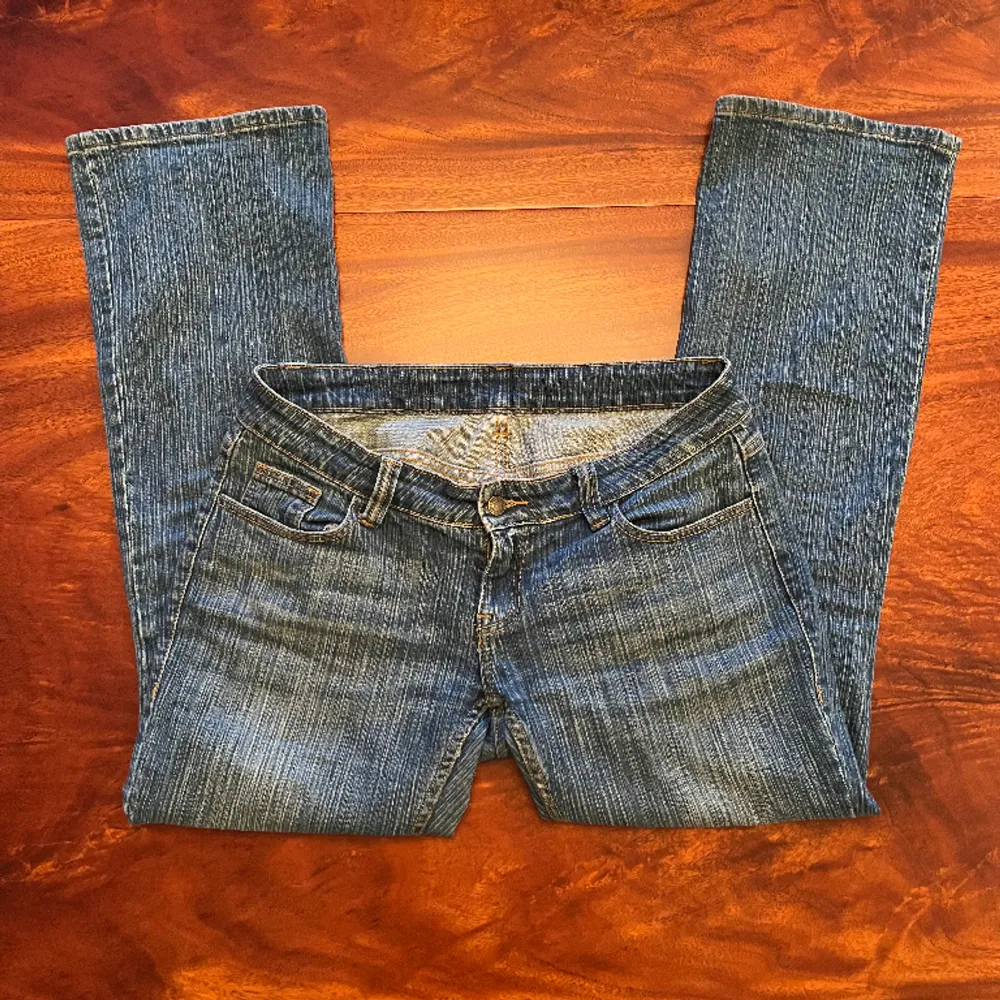 Jätte fina lowrise Brielle 90’s jeans i storlek M! Slutsålda från Brandy Melville. Midjemått rakt över 44cm  innerbenslängd 76cm. . Jeans & Byxor.