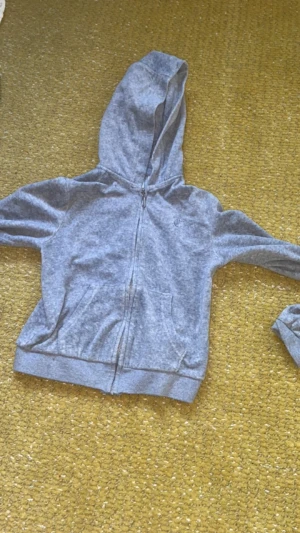 Säljer äkta juicy tröja  - Denna juicy tröjan säljer jag skriv för bild på bra skick storlek 12-13💗