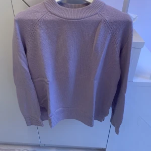 Lila tröja - En så fin lila stickad tröja från HM, har inte kommit till användning😻😻 den är ganska oversized för att vara strl S