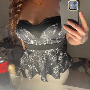 Topp från Ginatricot - Ginatricot topp med fint mönster i bra skick. Dragkedja baktill och material över bröst som håller toppen på plats! 💙