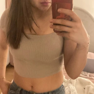 Kortärmad topp  - Beige topp från hm i xs mycket bra skick pris kan diskuteras