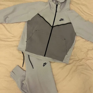 Nike tech fleece - Inköpt på Mytheresa för ungefär 2400 kr. Byxorna är i stolek Xs och tröjan i storlek S. Dessa är i färgen Lilac purple som är svårt att få tag på och för tillfället slutsålda. 