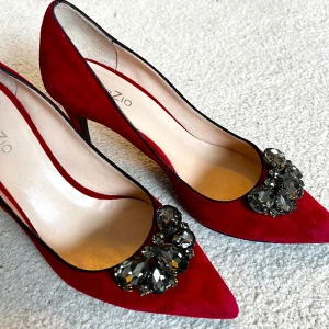 Otroliga klackskor - Såå fina röda klackskor med fin detalj vid tårna. Klackhöjd: 8 cm🩷 Finns en skada på insidan av skon vid hälen men inget man ser (bild 3)