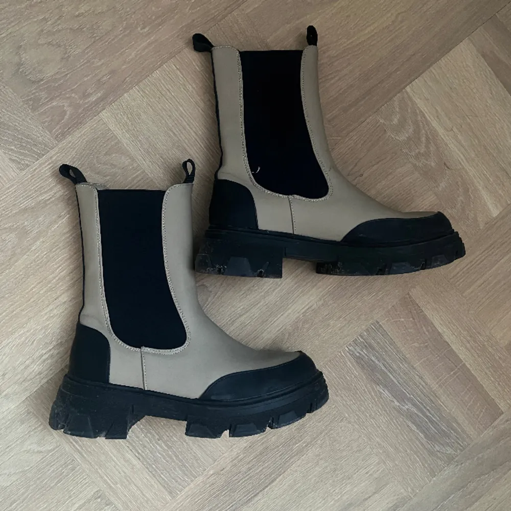 Liknande boots som från Ganni. Köpta i Grekland så ett oklart grekiskt märke. Dom e fina men använder tyvärr för sällan. Skor.