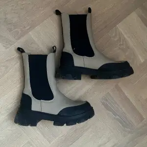 Liknande boots som från Ganni. Köpta i Grekland så ett oklart grekiskt märke. Dom e fina men använder tyvärr för sällan