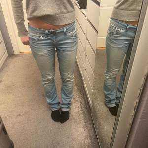 Super fina jeans från Tommy Hilfiger, låga i midjan, ljusblåa💙 Storlek W31/L34     Passar s/m 