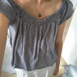 Söt topp - Säljer denna topp, den är jätte cjute och fin💖 (bilden är lånad) Skriv innan du trycker köp och köparen står för frakt🥰 
