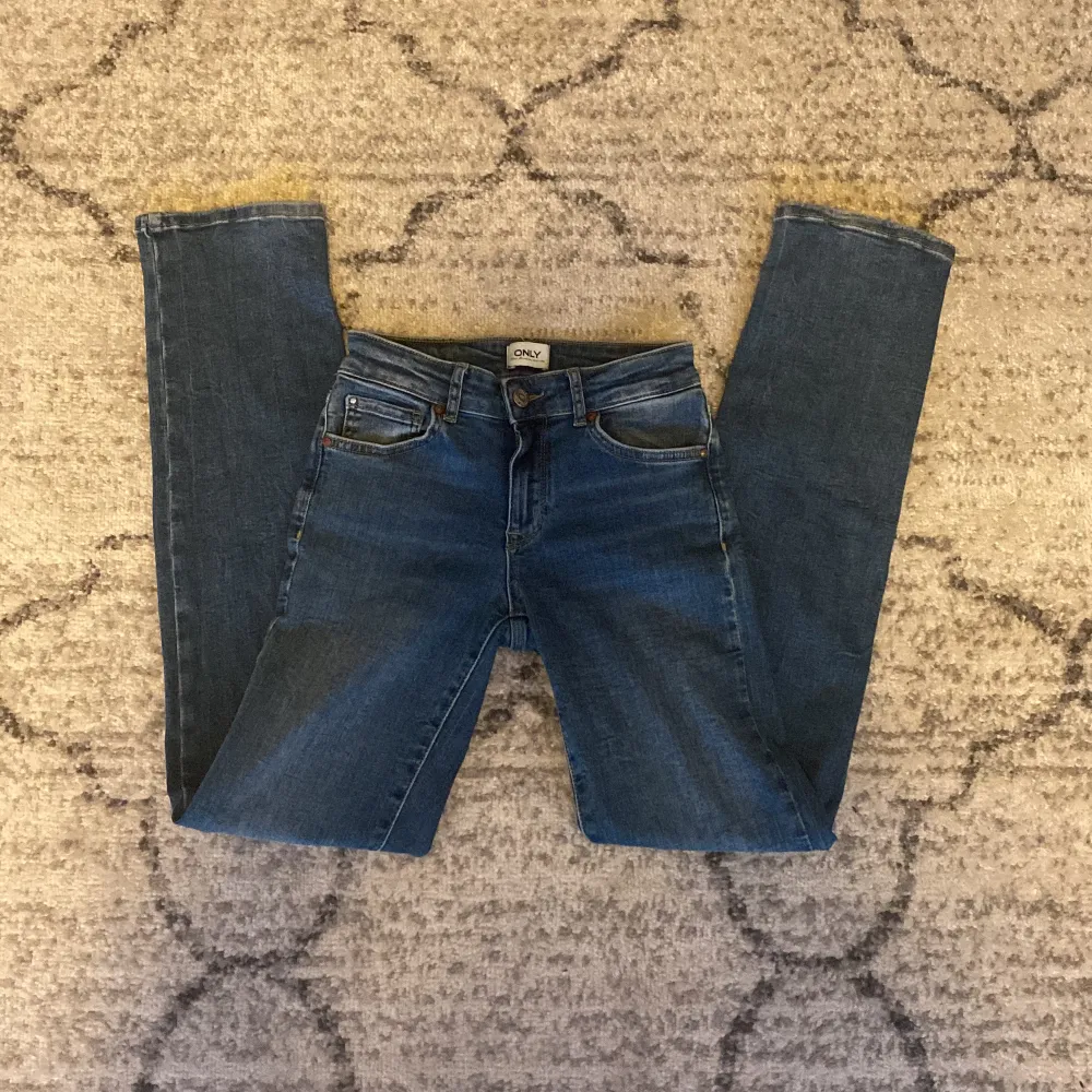 Säljer mina Low waist jeans från ONLY som inte kommer till användning. Köpt för runt 500kr ❤️den är hyfsad använd och har inga skador!  Kontakta innan köp eller för frågor! 💗. Jeans & Byxor.