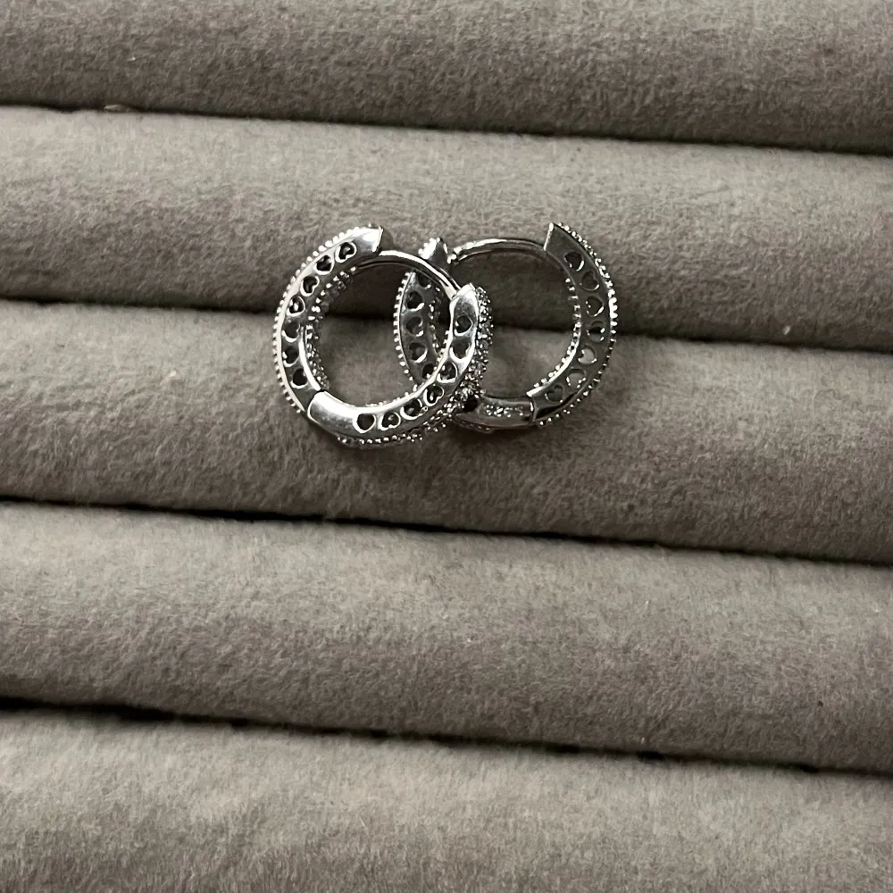 Ny skick❣️Pandora Pavé Hjärtan Creoler Nypris 649kr. Lådan ingår ej. Accessoarer.