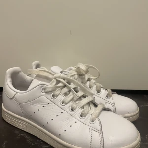 Stan Smith skor från Adidas - Bra skick, använda fåtal gånger❤️ Passar mig med 37 och har innnermått på ca 24,5 cm. Skriv privat för fler bilder, eller närbilder på skavanker. Priset är självklart helt diskuterbart❤️