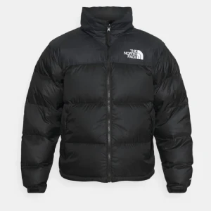 The North Face Jacka - Säljer min svarta jacka från the north face. Jackan är i väldigt bra skick - inga defekter. Jackan är i barnstorlek L vilket motsvarar XS. 1000 + frakt ( Nypris: 3.695 ), Pris kan diskuteras! Hör gärna av dig för frågor eller mer bilder!⚡️🤍