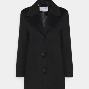 Kappa  - En jättefin ullkappa från selected Femme. Aldrig använd. Kameran fångar inte rintigt upp färgen på kappan så bra, men den ser exakt ut som den lånade bilden (första bilden)  Köpt för 1600kr 