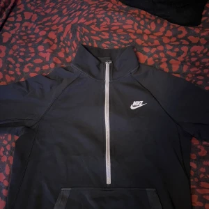 Nike half zip - Den är i bra skick, den har använts ett par gånger.  Storlek S men funkar på M.  