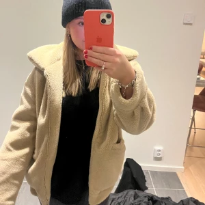 Teddy jacka - Jättefin Teddy jacka från NA-KD, nästan helt oanvänd! Köpt för ca 500kr säljer för 200💓