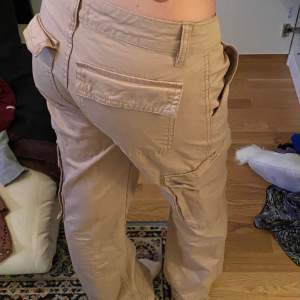 Cargo pants från Gina tricot med fickor baktill! 