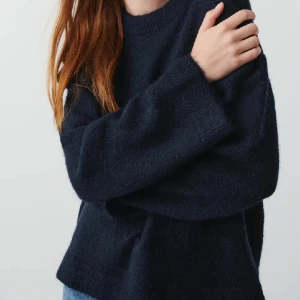 stickad tröja  - säljer denna ur snygga slutsålda tröja från gina tricot 💞 använd fåtal gånger. Den är M men passar mig som brukar ha s