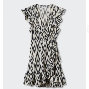 Klänning  - Fin klänning från mango Teens i helt nytt skick💕 Klänningen är i storlek xs men motsvarar xxs