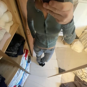 Söt kofta - Helt oanvänd kofta från Benetton! Jätteskönt material och skitsöta knappar! Det är i lite olika färger (se bild tre), inga deffekter är som ny. Köpt för 450 säljer för 360🙌