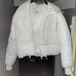 Jacka  - Jättemysig och varm pufferjacka, den är som ny skulle jag säga då den inte är så använd och har inte defekter. Jag tvättar den innan jag skickar den🩷Passar mig som är 170 med storlek S