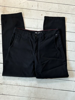 Vans chinos👖 - Chinos från Vans. Använda men i gott skick, tvättas innan frakt!🧺 Har blivit för stora, och är lite långa på mig som är 163. Har en linning på insidan och är riktigt följsamma och snygga på! Herrstorlek!  Frakten ingår!🤑