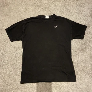 Gymshark t-shirt - Säljer då den inte kommer till användning🌟jättebra skick, är en XS men är oversized så den sitter som en S!