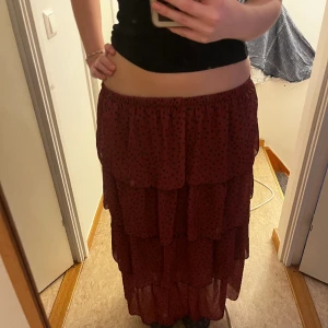 Långkjol - En lågmidjad mörkröd långkjol med svarta prickar, köpt på Vinted i sommras mek inte kommit till användning , står ingen storleken men den är väldigt stretchiga så xs-m, jag är 167cm