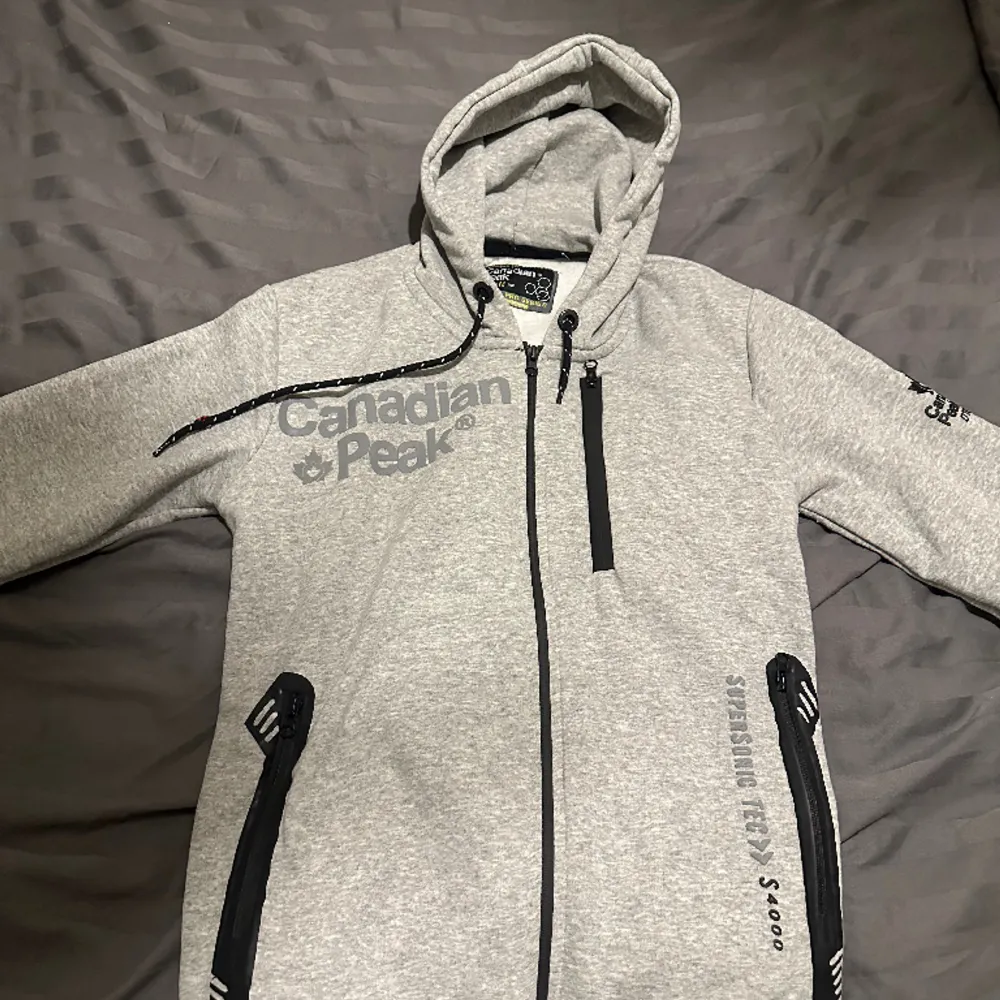 Tjena! Säljer denna canadian peak zip hoddie. Nästan aldrig använd pågrund av att den är för liten för mig. Pris kan diskuteras! passar M men skulle säga mer åt S. Tröjor & Koftor.