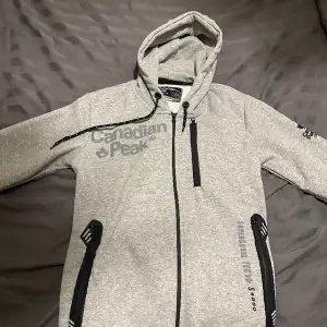 Tjena! Säljer denna canadian peak zip hoddie. Nästan aldrig använd pågrund av att den är för liten för mig. Pris kan diskuteras! passar M men skulle säga mer åt S