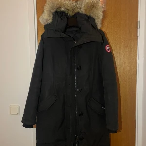Canada goose - Canada goose jacka i modellen rossclair med äkta päls. Använts två vintrar men i mycket bra skick då jag tagit väl hand om den!