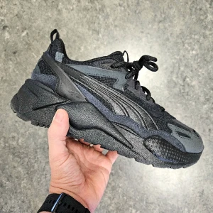 Puma RS-X Efekt - Strl 41 - Puma RS-X Efekt PRM.   Endast testade inomhus, helt i nyskick.   Säljes då tiden för bytesrätt tagit slut.   Skickas med originalbox.