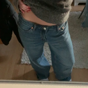 Ample Low Loose Jeans Weekday🤍 - Jättefina lågmidjade loose jeans från Weekday🩵 Säljs för att de inte används längre. Nypris: 590kr Kontakta mig för fler bilder, frågor och intresse!💕