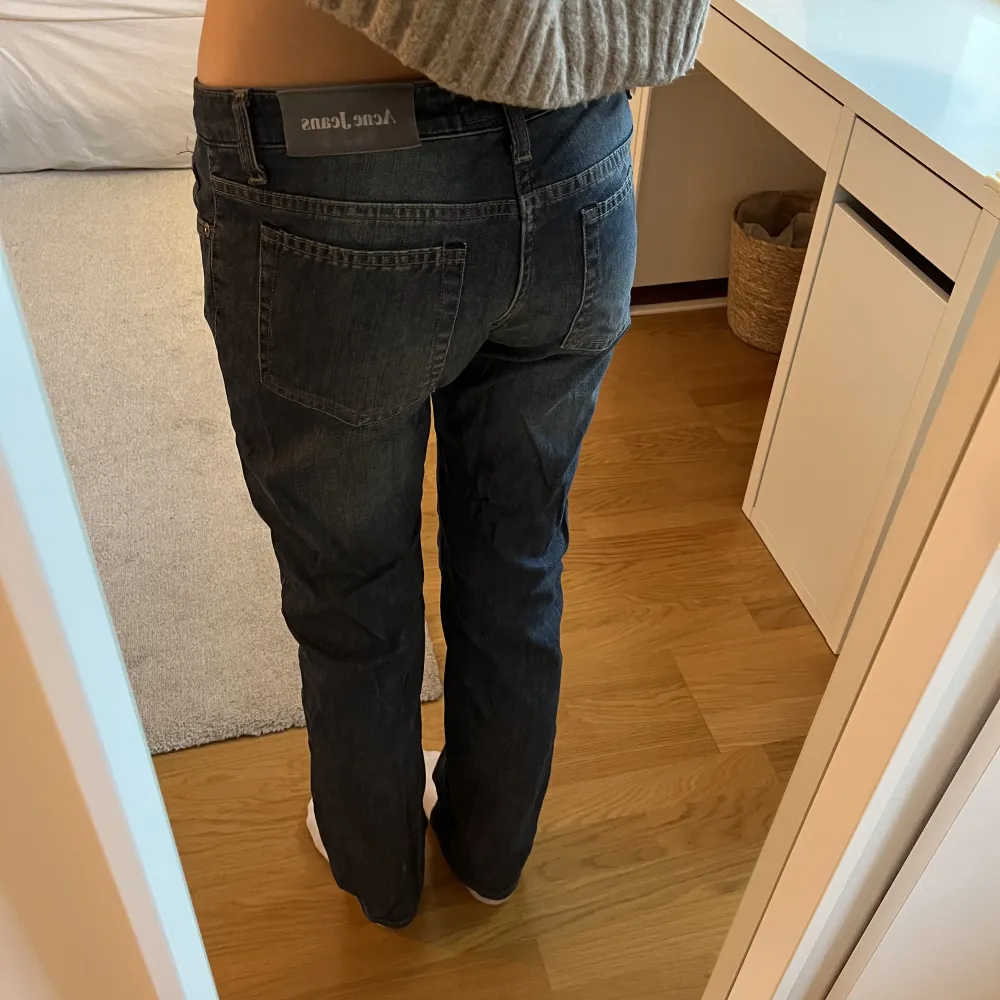 Säljer dessa lågmidjade Acne jeans💕Storleken är 29/32, men de passar mig som vanligtvis bär storlek S, 34-36. Jeans & Byxor.