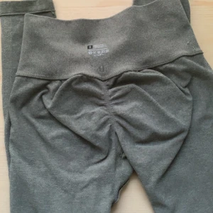 Träningsthights scrunch💚 - Jättefina och sköna träningsthights med scrunch❣️ Säljs för att de inte används längre.  Kontakta mig för fler bilder, frågor och intresse!💘