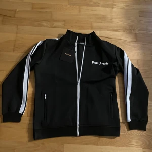 Palm angels tröja - Säljer min palm angels tröja pågrund av att den inte passar mig, tyvärr. Perfekt och fin nu för vinter. Om ni har några frågor eller funderingar så är det bara att dkriva, snabb respons. Fraktar samma dag som man köper 🍾 