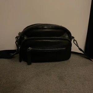 Axelremsväska  - Basic väska som fungerar ihop med alla outfits och tillfällen. Bra med utrymme och även passande storlek för många olika tillfällen. Tecken på kan synas lite inuti väskan. Don Donna Axel rem med kommer.