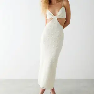 Säljer denna superfina klänning från Gina tricot🩷.  Aldrig använd, lappen kvar🌟 Slutsåld 🌟