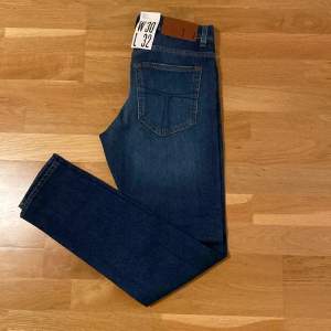 Asfeta jeans från tiger of Sweden, dem är i storleken 30/32” och är i stylen evolve. Jeansen är helt oanvända och har tag kvar